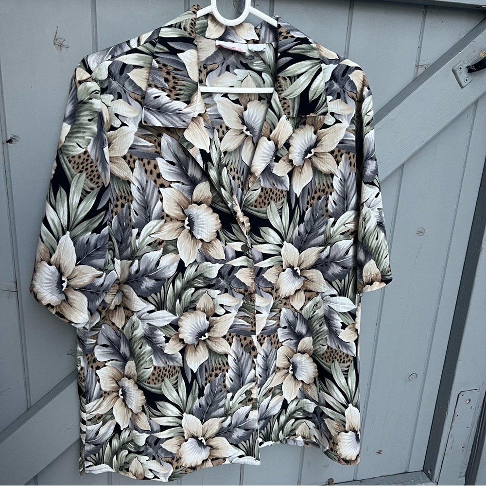 Vintage Alia Woman 1970s Hawaiian Beige and Black Floral Shirt Size 16
